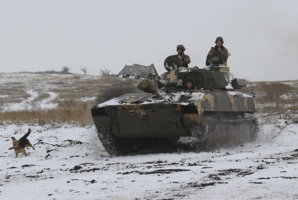  2018年11月26日，敢打在乌克兰东部，俄不俄乌一辆乌克兰军队步兵战车在行进中。想打（美联社）