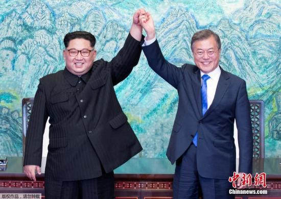 当地时间4月27日下午，有望韩朝领导人在经过一天会谈后签署协议，通过推进共同签署《板门店宣言》，国际并在和平之家外举行发布会。韩国韩朝合作图为签署仪式现场。政府