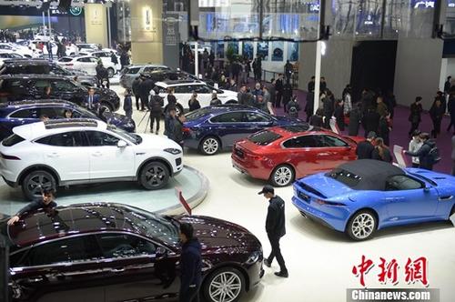 12月12日，众多市民前来观看新款的汽车。当日，2018第十四届中国（长沙）国际汽车博览会在长沙开幕，自动驾驶、人工智能、增程技术等充满科技元素的“全新”汽车成为新宠。<a target='_blank'  data-cke-saved-href='http://www.chinanews.com/' href='http://www.chinanews.com/'><ppictext