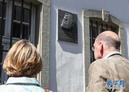 5月4日，在德国特里尔，两名游客在马克思故居博物馆外参观。新华社记者单宇琦 摄