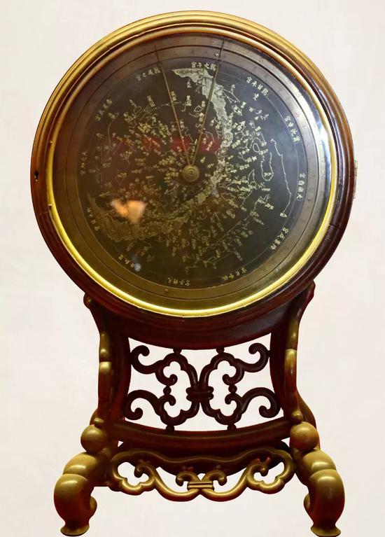  故宫博物院钟表馆所藏紫檀北极恒星图时辰节气钟。