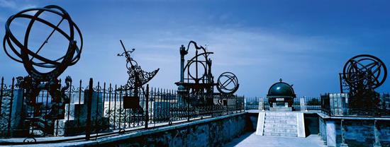 17世纪中叶，中国天文学的水平与欧洲相当接近。图为今位于北京市建国门立交桥西南角的北京古观象台，它是我国明清两代的皇家天文台，上陈列有8架清制天文仪器。