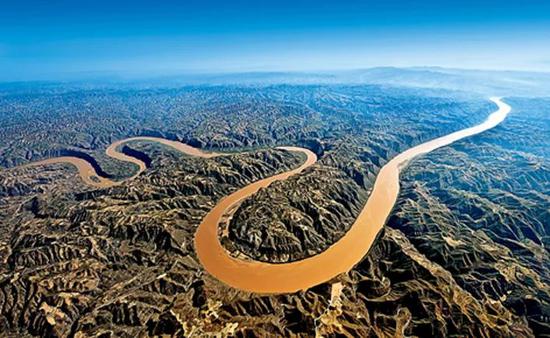  中国的母亲河——黄河，雄伟壮丽、宛若龙形。