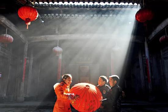  灯笼为中国人的传统节日营造喜庆的氛围。图为浙江省临安市岛石镇杨家村，小朋友准备红灯笼，迎接新年到来。