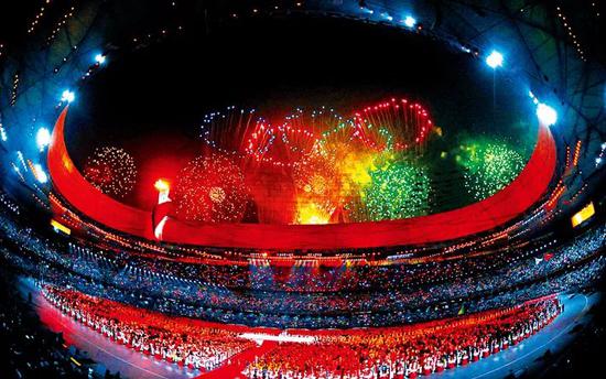  奥运会是当今世界规模最大的体育盛会，也是全人类共叙友情、共享和平的节日庆典。图为北京奥运会开幕式，国家体育场（鸟巢）上空绽放五环烟花。