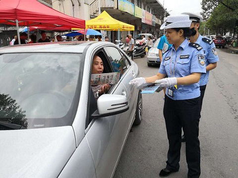 安全宣传活动送下乡，荷塘大队情系万民保平安